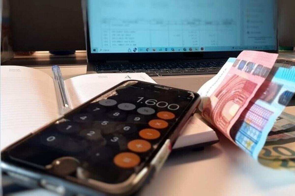 Denaro e smartphone su scrivania