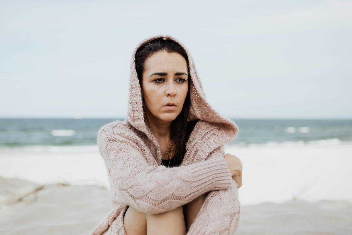 Donna triste sulla spiaggia
