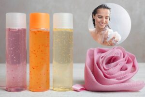bagnoschiuma in bottiglie colorate spugna e donna fa doccia
