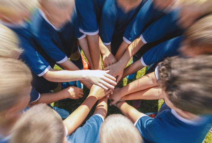 bambini in un campo da calcio