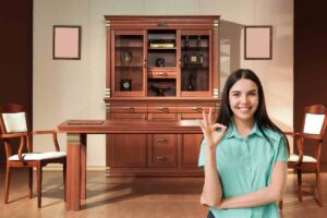 credenza, sedie, tavolo legno e donna ok