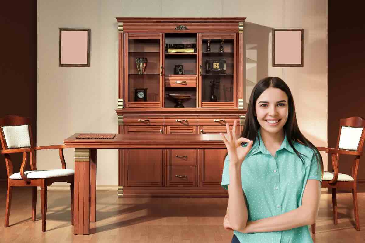 credenza, sedie, tavolo legno e donna ok