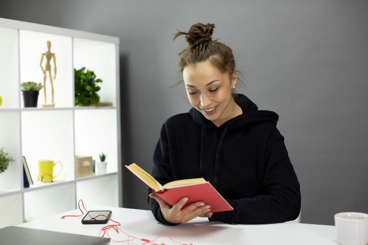 Ragazza legge libro, felice