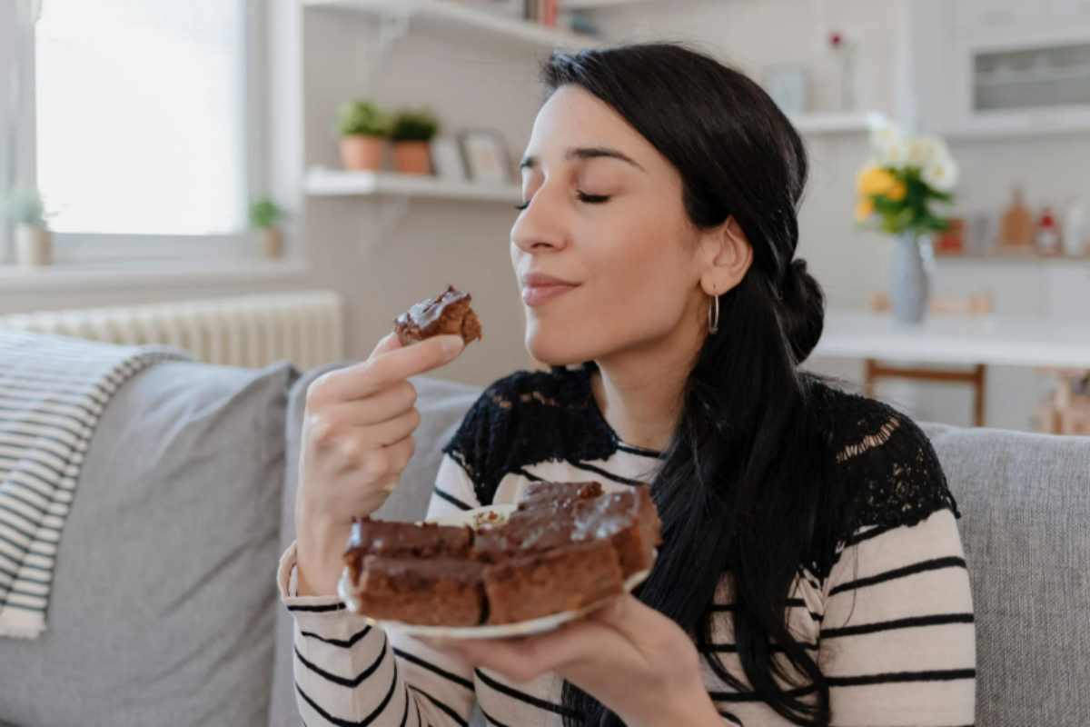 donna mangia dolci
