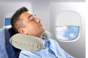Uomo che dorme in aereo