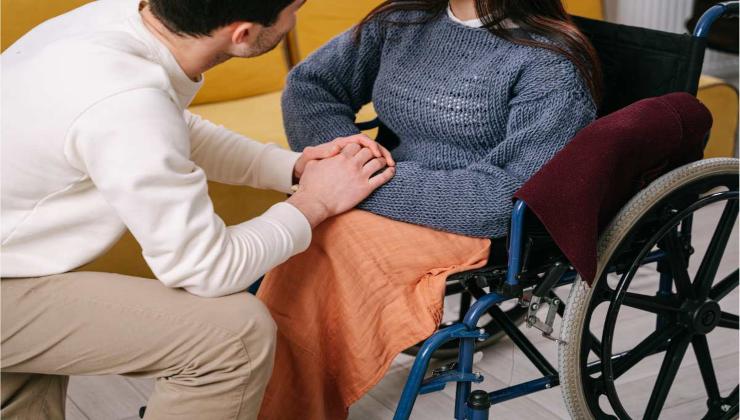 Lavoratore che accudisce la moglie