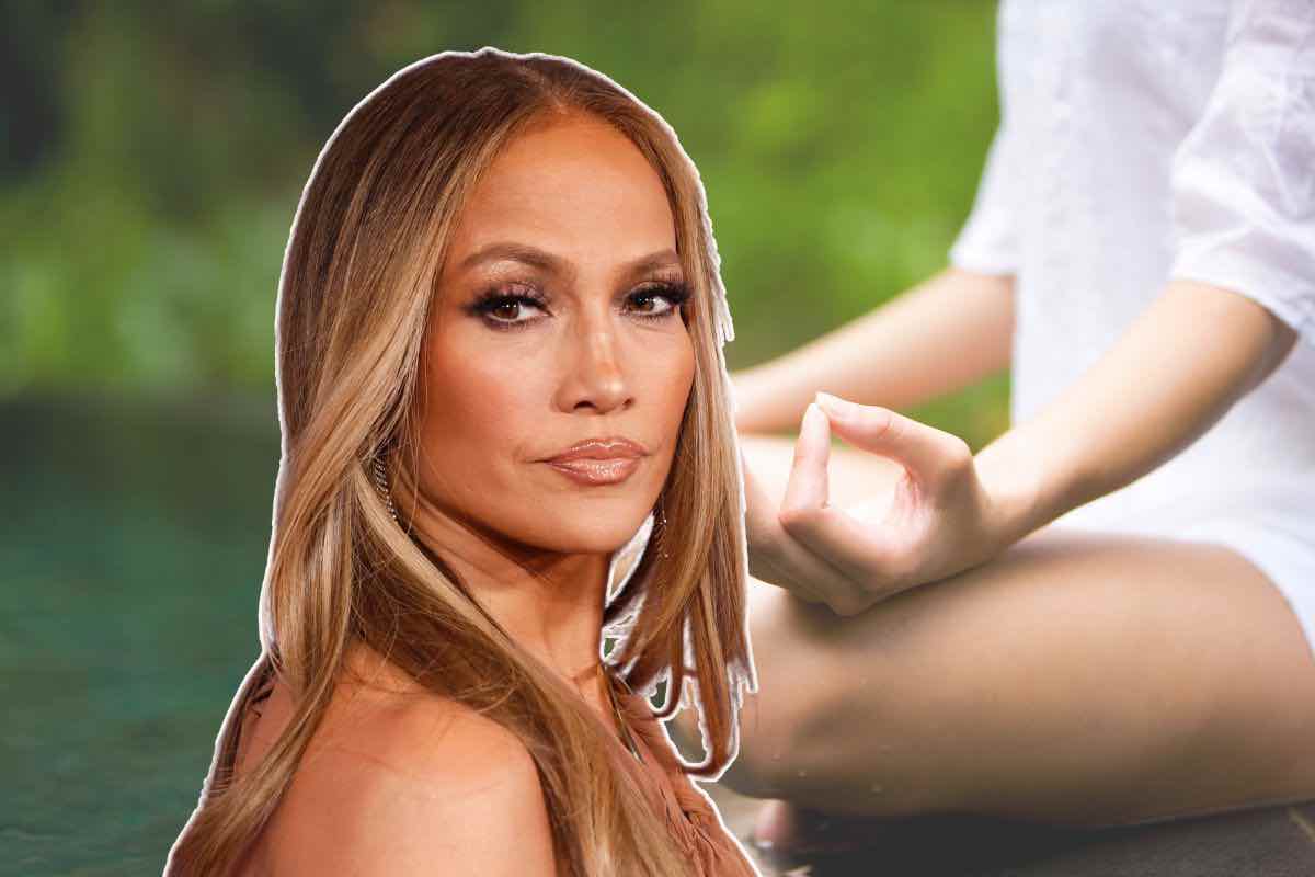 Jennifer Lopez e persona che medita