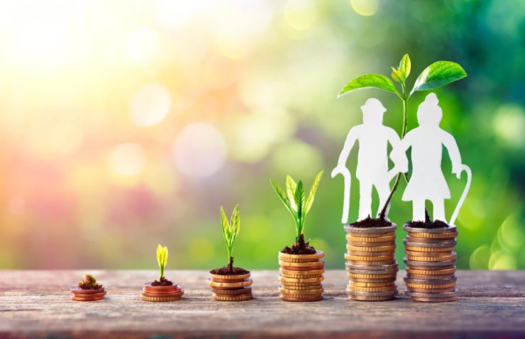 pile di monete e sagome di due pensionati in miniatura