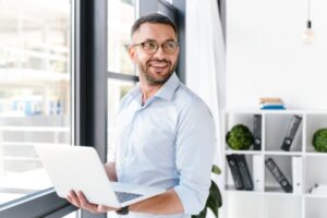lavoratore che sorride con in mano il computer