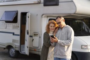 Coppia felice accanto a un camper