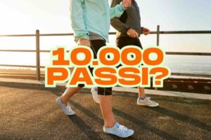 Persone che camminano e scritta '10.000 passi?'