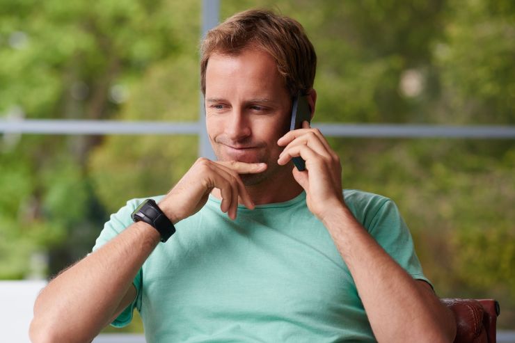 Uomo con il telefono all'orecchio