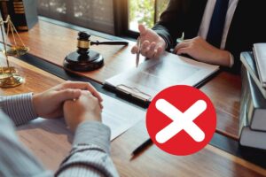 Cliente e avvocato dialogano, segnale con X