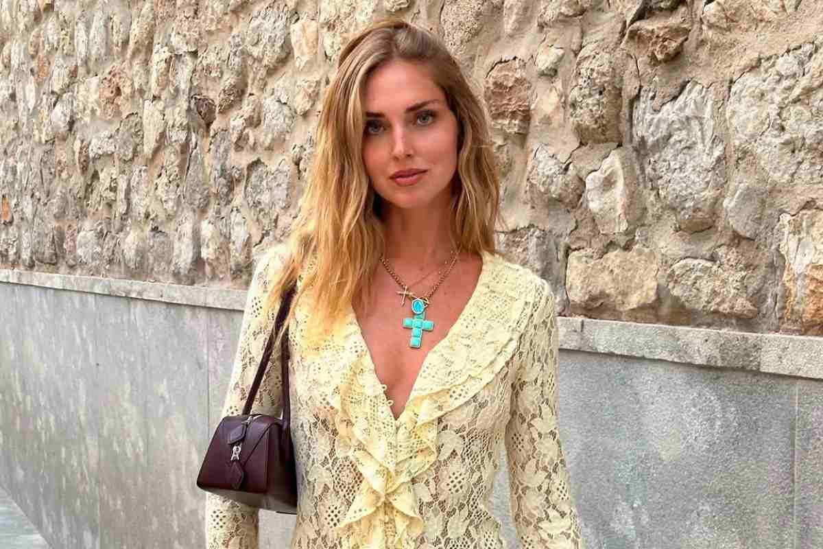 Chiara Ferragni in posa con un vestito giallo