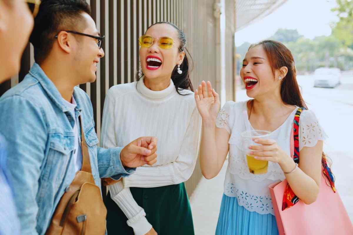 Ragazze che ridono ad una battuta