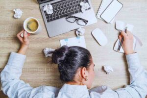 Donna che forme poggiata sulla scrivania dell'ufficio