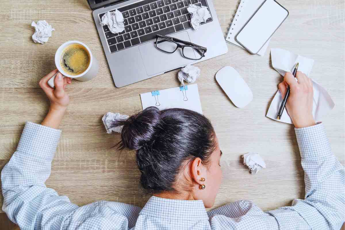 Donna che forme poggiata sulla scrivania dell'ufficio
