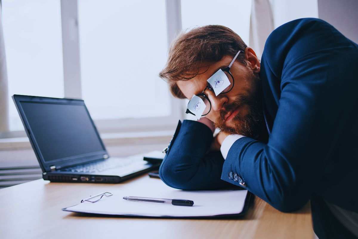 Ragazzo che dorme sul posto di lavoro