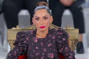 Ida Platano seduta sul trono con espressione seria