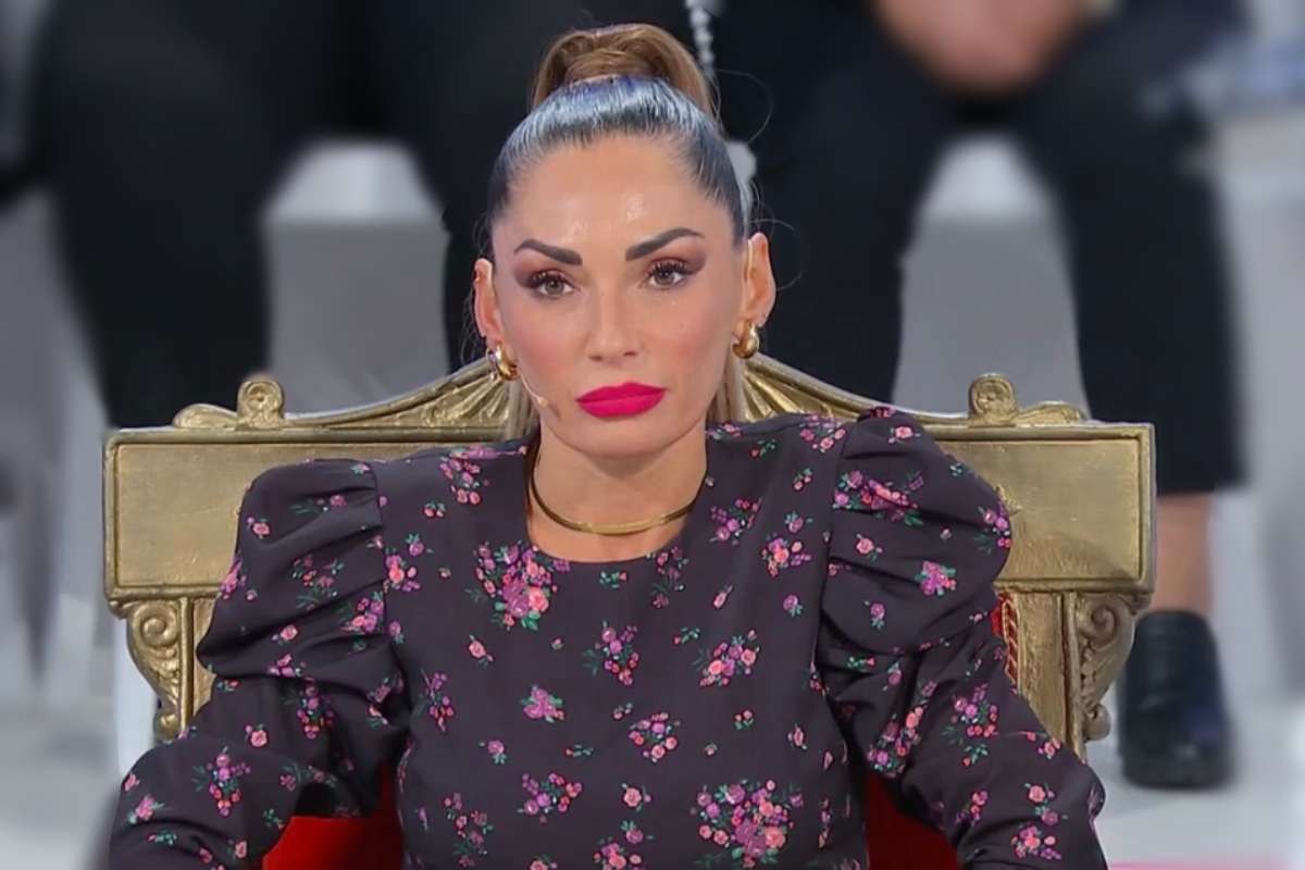 Ida Platano seduta sul trono con espressione seria