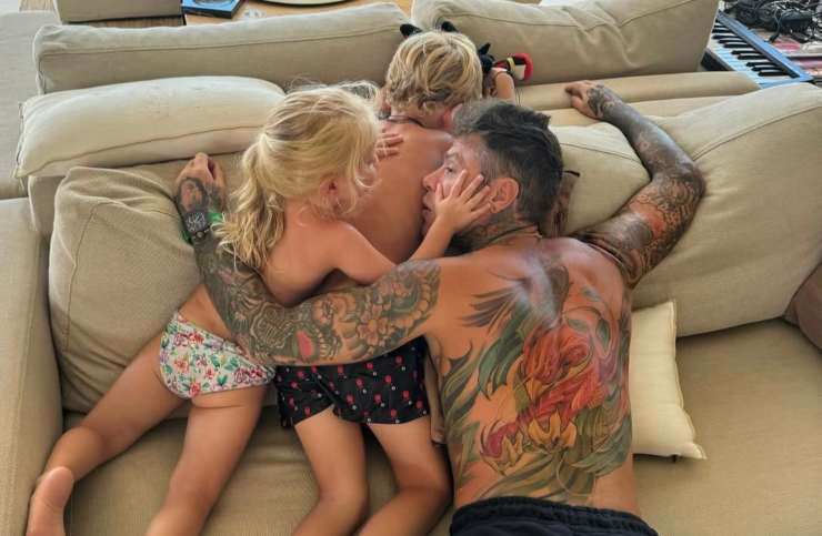 Fedez sul divano con Leone e Vittoria