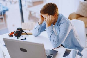 Ragazzo triste si porta le mani alla testa