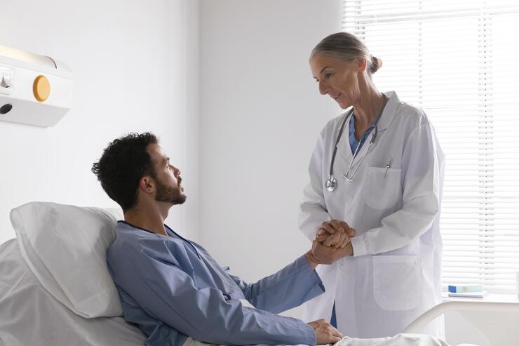 Paziente a letto che parla con un medico