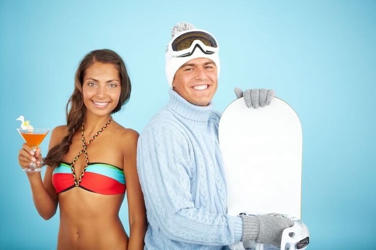 Donna in costume e uomo con abbigliamento invernale da montagna