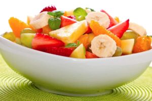 Macedonia di frutta in una ciotola