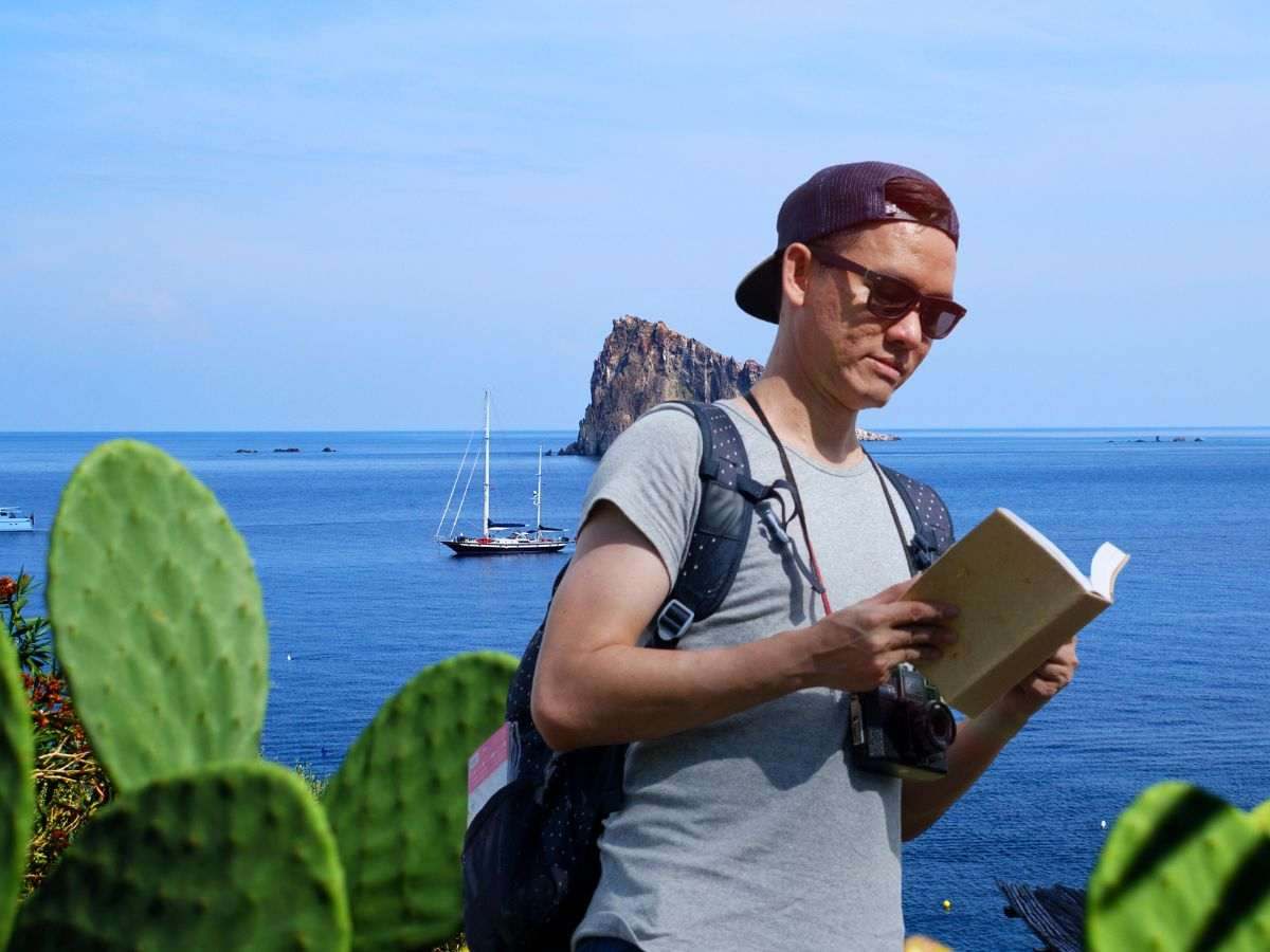 sfondo mare e fichi siciliani e ragazzo con guida in mano