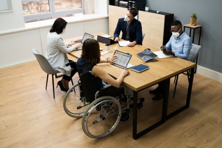 ufficio con 4 impiegati di cui una su sedia a rotelle