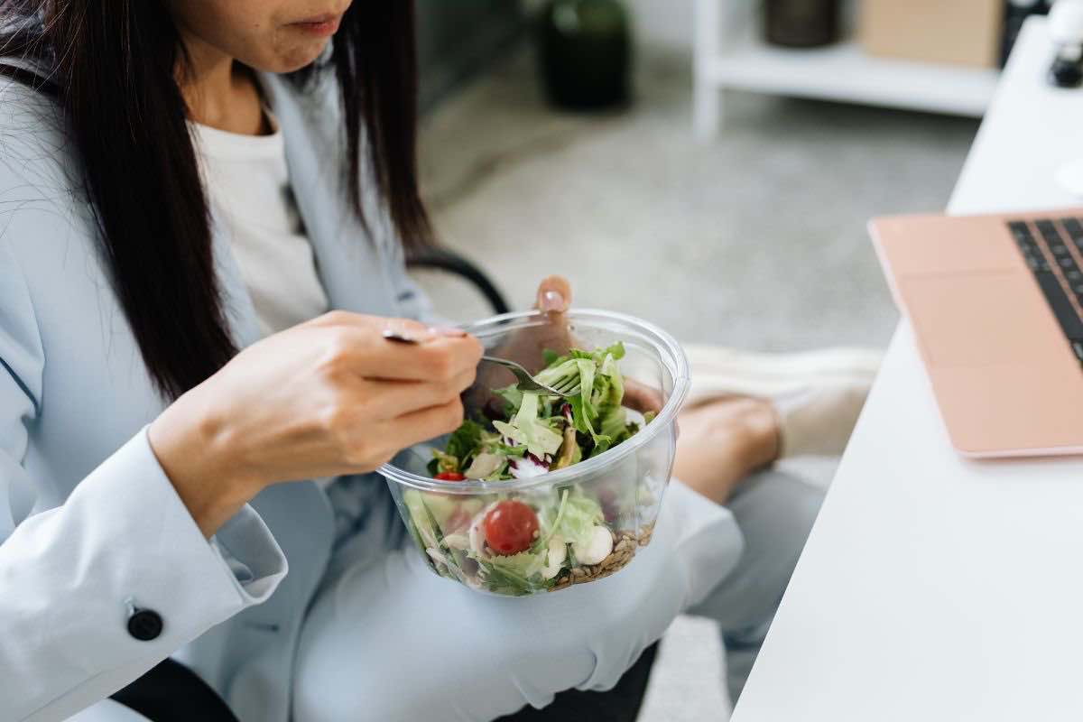 Donna che mangia una insalata
