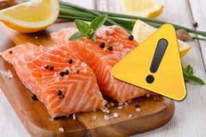 Salmone sul tagliere e simbolo pericolo