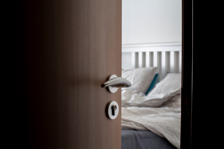 scorcio camera da letto intravisto da spiraglio porta