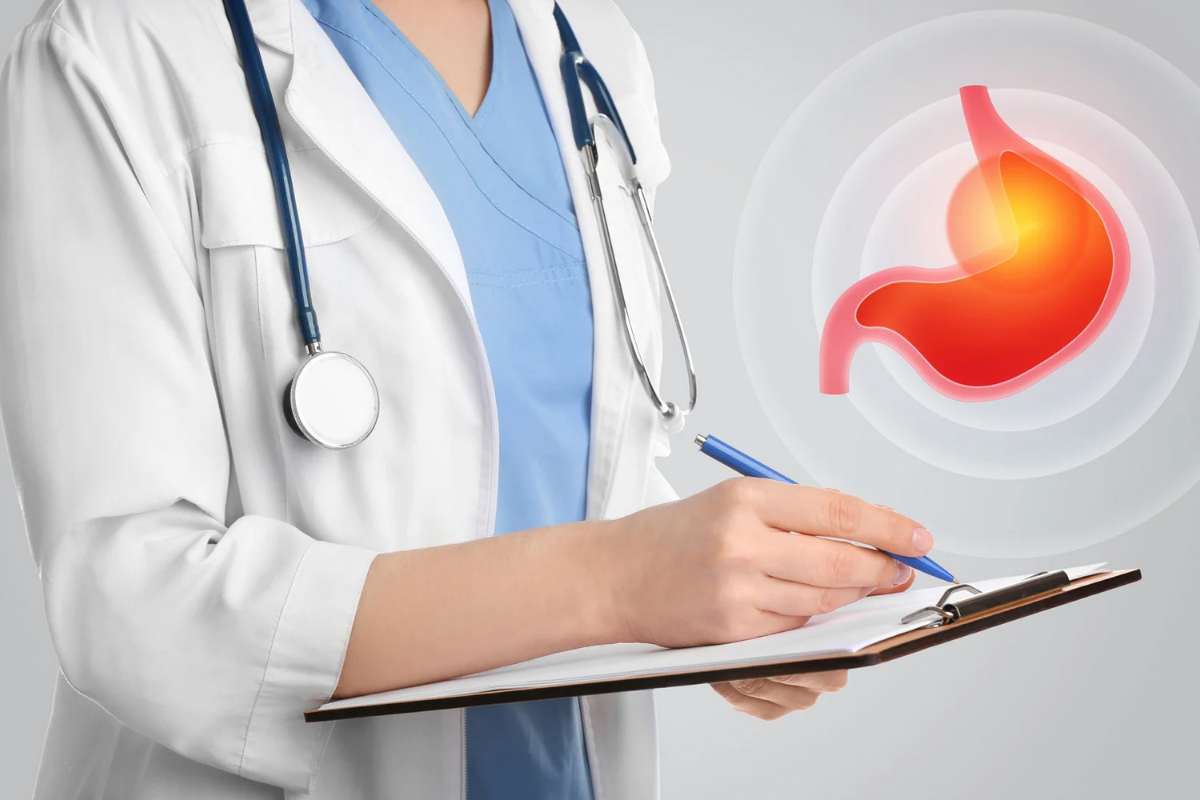 Medico che scrive su una cartellina